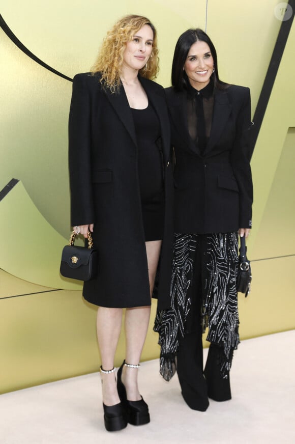 Rumer Willis (enceinte) et sa mère Demi Moore - People au défilé de mode automne-hiver 2023/2024 "The Versace" au Pacific Design Center à Los Angeles. Le 9 mars 2023