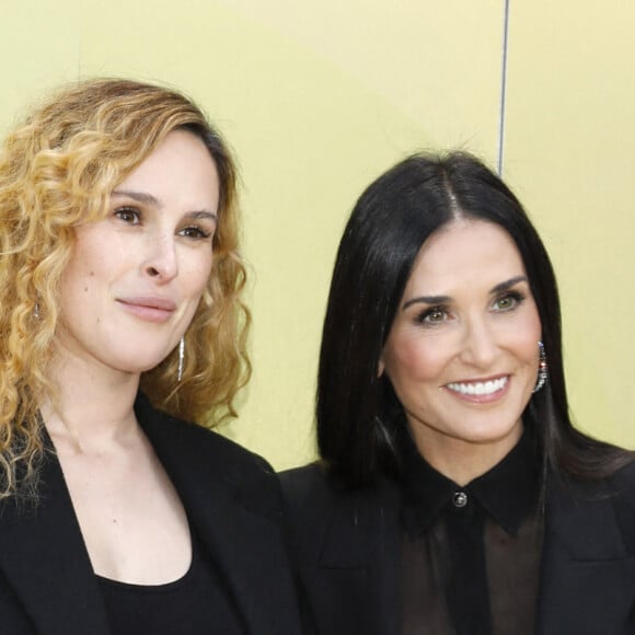 Rumer Willis (enceinte) et sa mère Demi Moore - People au défilé de mode automne-hiver 2023/2024 "The Versace" au Pacific Design Center à Los Angeles. Le 9 mars 2023