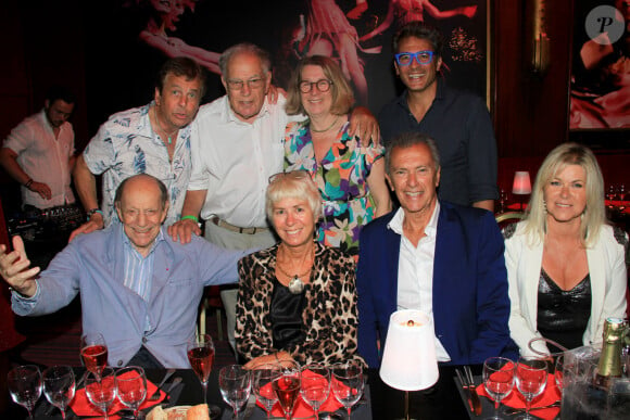 Ils continuent de tourner beaucoup avec des amis des années 80. 
Semi Exclusif - Michel Chevalet, Julien Cohen, Charles Dumont, sa compagne Florence, Richard Sanderson et sa compagne Sylvie lors de la soirée d'anniversaire de Pierre-Jean Chalençon (né le 23 juin 1970) au Oh! César-Paris le 29 juin 2022. © Philippe Baldini / Bestimage 