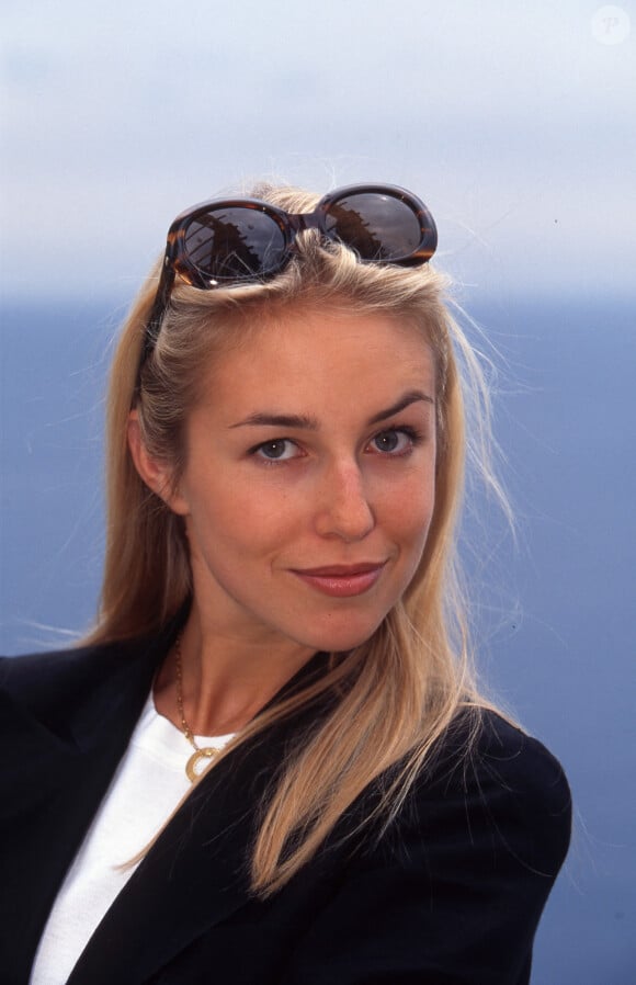 Mais depuis son rôle dans la sitcom culte de M6 "Classe Mannequin" diffusée entre 1993 et 1994, la jolie blonde ne semble pas avoir pris une seule ride
Portrait d'Anne-Charlotte Pontabry (Cachou).