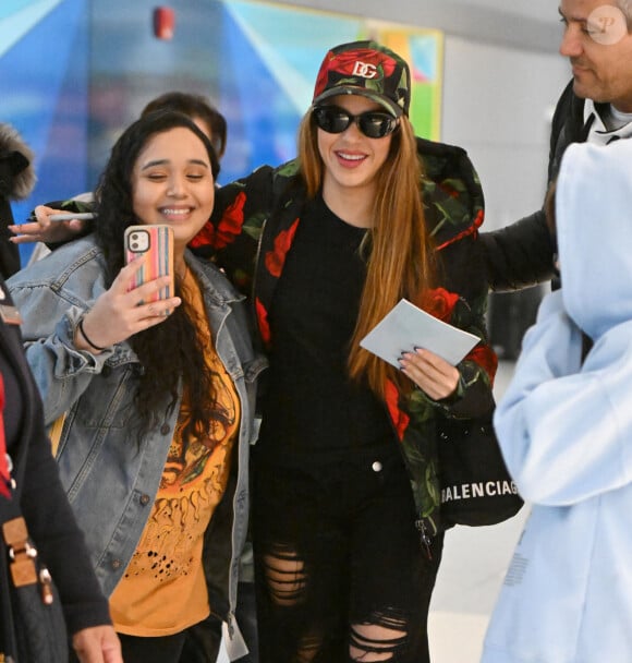 Shakira arrive à l'aéroport JFK à New York avec ses deux fils Sasha et Milan le 9 mars 2023.