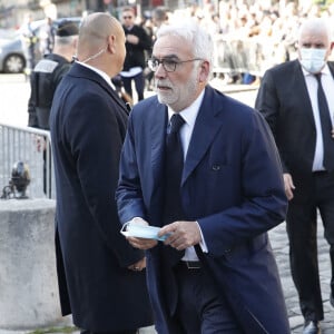 Pascal Praud - Arrivées à la messe funéraire en hommage à Bernard Tapie en l'église Saint-Germain-des-Prés à Paris. Le 6 octobre 2021 © Jacovides-Moreau / Bestimage