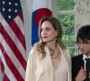 Angelina Jolie et son fils étaient invités à une soirée à la Maison Blanche. 
Angelina Jolie et son fils Maddox Jolie-Pitt à leur arrivée au dîner d'état donné en l'honneur du président sud-coréen et sa femme à la Maison Blanche à Washington. 
