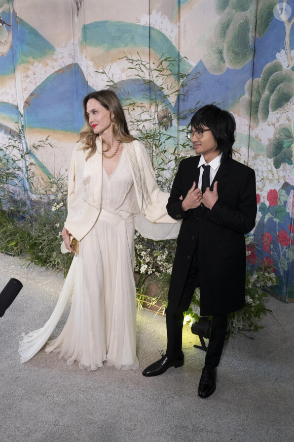 Et elle est très proche de toute sa tribu ! 
Angelina Jolie et son fils Maddox Jolie-Pitt à leur arrivée au dîner d'état donné en l'honneur du président sud-coréen et sa femme à la Maison Blanche à Washington. Le 26 avril 2023 