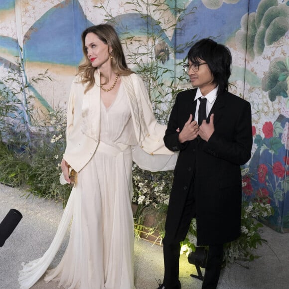 Et elle est très proche de toute sa tribu ! 
Angelina Jolie et son fils Maddox Jolie-Pitt à leur arrivée au dîner d'état donné en l'honneur du président sud-coréen et sa femme à la Maison Blanche à Washington. Le 26 avril 2023 