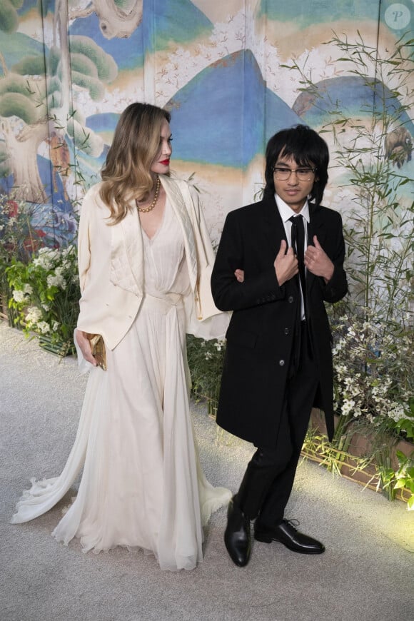 Angelina Jolie et son fils Maddox Jolie-Pitt à leur arrivée au dîner d'état donné en l'honneur du président sud-coréen et sa femme à la Maison Blanche à Washington. Le 26 avril 2023 