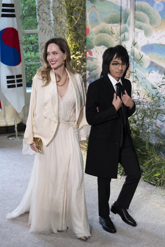 Angelina Jolie et son fils Maddox Jolie-Pitt à leur arrivée au dîner d'état donné en l'honneur du président sud-coréen et sa femme à la Maison Blanche à Washington. Le 26 avril 2023 