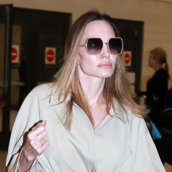 L'actrice est très engagée sur l'ouverture au monde. 
Exclusif - Angelina Jolie, un sac Celine à son bras, arrive à l'aéroport de Washington pour assister au dîner d'Etat à la Maison Blanche, le 25 avril 2023. 