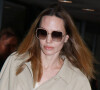 Il faut dire que le jeune homme a fait ses études en Corée du Sud. 
Exclusif - Angelina Jolie, un sac Celine à son bras, arrive à l'aéroport de Washington pour assister au dîner d'Etat à la Maison Blanche, le 25 avril 2023. 