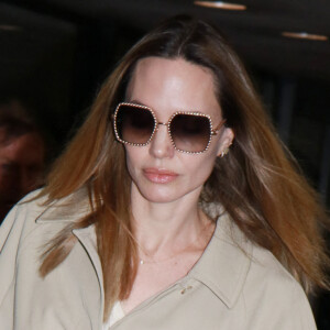 Il faut dire que le jeune homme a fait ses études en Corée du Sud. 
Exclusif - Angelina Jolie, un sac Celine à son bras, arrive à l'aéroport de Washington pour assister au dîner d'Etat à la Maison Blanche, le 25 avril 2023. 