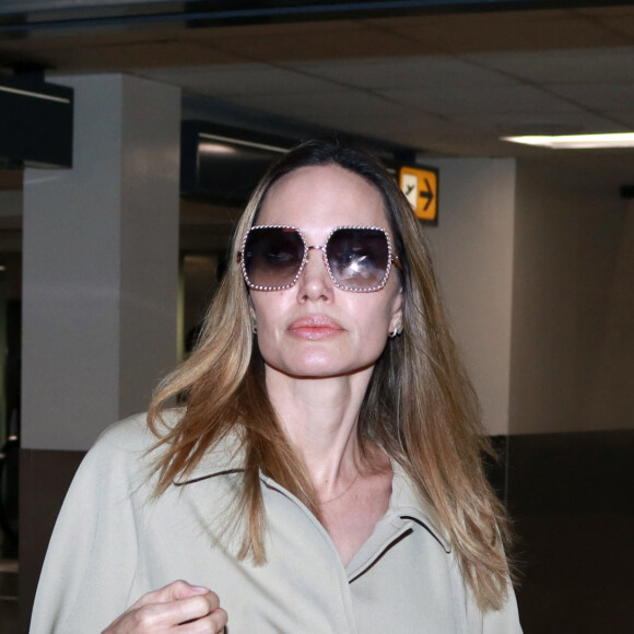 Exclusif - Angelina Jolie, un sac Celine à son bras, arrive à l'aéroport de Washington pour assister au dîner d'Etat à la Maison Blanche, le 25 avril 2023. 