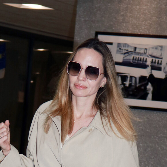 Exclusif - Angelina Jolie, un sac Celine à son bras, arrive à l'aéroport de Washington pour assister au dîner d'Etat à la Maison Blanche, le 25 avril 2023. 