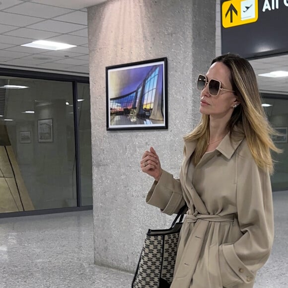 Exclusif - Angelina Jolie, un sac Celine à son bras, arrive à l'aéroport de Washington pour assister au dîner d'Etat à la Maison Blanche, le 25 avril 2023. 