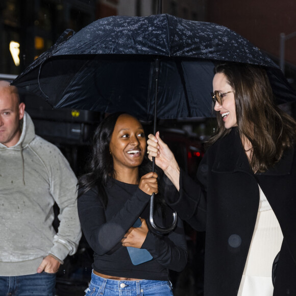 Exclusif - Angelina Jolie fait du shopping avec ses enfants Zahara et Maddox à New York, le 4 octobre 2022.