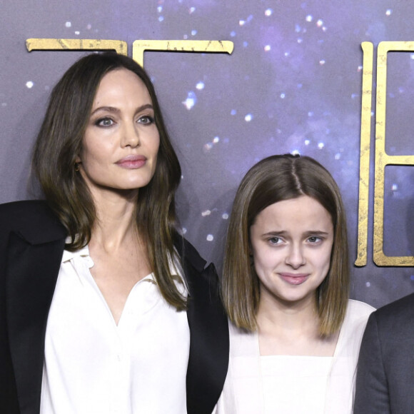 Angelina Jolie et ses enfants : Shiloh Jolie-Pitt , Zahara, Vivienne, Maddox, Knox Leon au photocall de la première du film Les Eternels (Eternals) au cinéma BFI Imax de Londres le 27 octobre 2021. © Future-Image via ZUMA Press / Bestimage