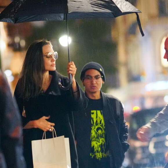 Exclusif - Angelina Jolie fait du shopping avec ses enfants Zahara et Maddox à New York, le 4 octobre 2022.