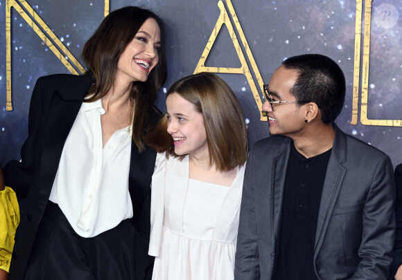 Angelina Jolie et ses enfants Vivienne et Maddox au photocall de la projection du film Eternals (Les Eternels) au BFI Imax à Londres le 27 octobre 2021. 
