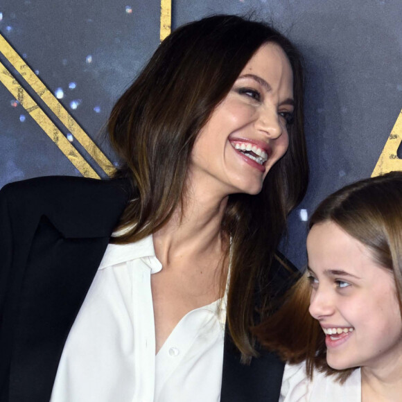 Angelina Jolie et ses enfants Vivienne et Maddox au photocall de la projection du film Eternals (Les Eternels) au BFI Imax à Londres le 27 octobre 2021. 