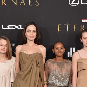 Pour rappel, Angelina Jolie a cinq autres efants.
Maddox Jolie-Pitt, Vivienne Jolie-Pitt, Angelina Jolie, Knox Jolie-Pitt, Shiloh Jolie-Pitt, et Zahara Jolie-Pitt à la première du film "Eternals" au studio Marvel à Los Angeles, le 18 octobre 2021. 