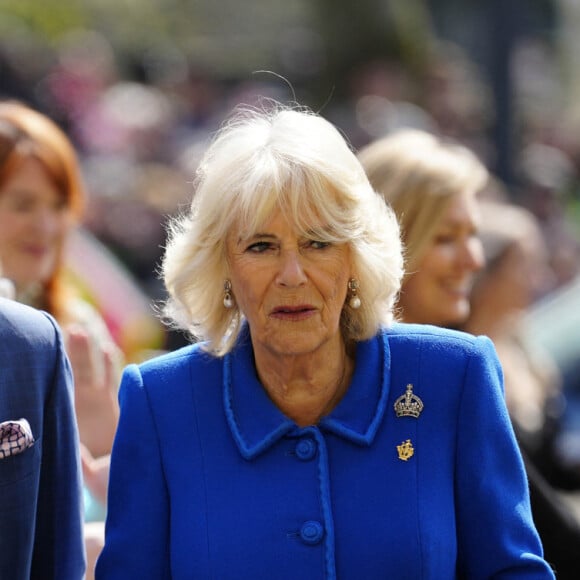 Il faut dire que depuis le début du mariage de Camilla et d'Andrew Parker-Bowles, Charles III fréquente le couple. 
Le roi Charles III d'Angleterre et Camilla Parker Bowles, reine consort d'Angleterre, visitent la bibliothèque centrale de Liverpool, le 26 avril 2023. 