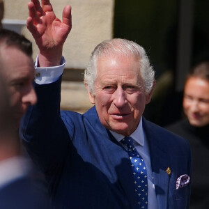 Le roi Charles III d'Angleterre et Camilla Parker Bowles, reine consort d'Angleterre, visitent la bibliothèque centrale de Liverpool, le 26 avril 2023.