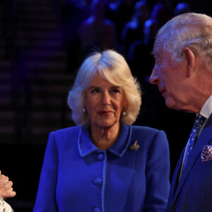 Le roi Charles III d'Angleterre et Camilla Parker Bowles, reine consort d'Angleterre, rencontrent Mae Muller, représentante britannique au concours Eurovision à Liverpool, le 26 avril 2023, avant la visite de la bibliothèque centrale de Liverpool.