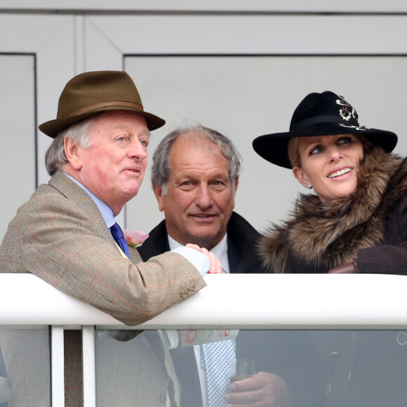Andrew Parker Bowles (ex-mari de Camilla Parker Bowles) et Zara Tindall (Phillips) lors du 3ème jour du Festival de Cheltenham à l'Hippodrome de Cheltenham, le 16 mars 2017. 