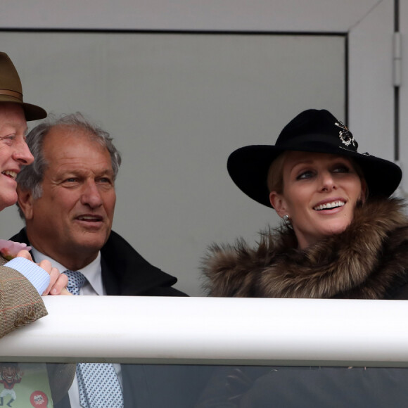 Andrew Parker Bowles (ex-mari de Camilla Parker Bowles) et Zara Tindall (Phillips) lors du 3ème jour du Festival de Cheltenham à l'Hippodrome de Cheltenham, le 16 mars 2017. 