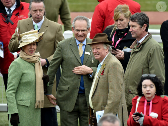 La princesse Anne d'Angleterre, son mari Sir Tim Laurence, le directeur de Cheltenham, Robert Waley-Cohen et Andrew Parker-Bowles (ex-mari de Camilla Parker-Bowles) lors du Festival de Cheltenham à l'Hippodrome de Cheltenham, le 18 mars 2016. 