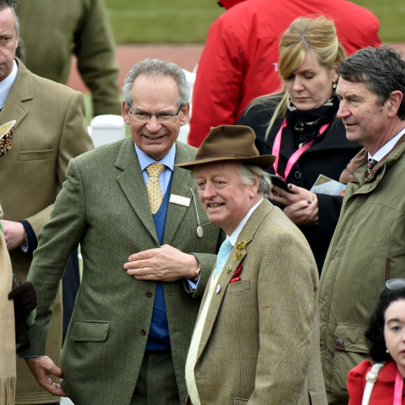 La princesse Anne d'Angleterre, son mari Sir Tim Laurence, le directeur de Cheltenham, Robert Waley-Cohen et Andrew Parker-Bowles (ex-mari de Camilla Parker-Bowles) lors du Festival de Cheltenham à l'Hippodrome de Cheltenham, le 18 mars 2016. 