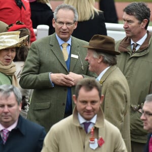 La princesse Anne d'Angleterre, son mari Sir Tim Laurence, le directeur de Cheltenham, Robert Waley-Cohen et Andrew Parker-Bowles (ex-mari de Camilla Parker-Bowles) lors du Festival de Cheltenham à l'Hippodrome de Cheltenham, le 18 mars 2016. 