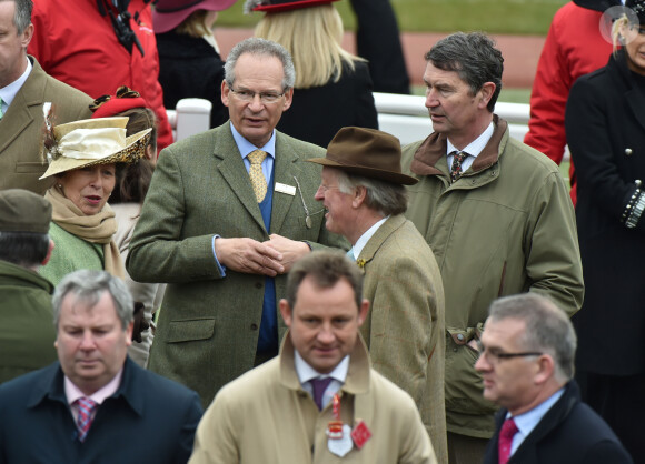 La princesse Anne d'Angleterre, son mari Sir Tim Laurence, le directeur de Cheltenham, Robert Waley-Cohen et Andrew Parker-Bowles (ex-mari de Camilla Parker-Bowles) lors du Festival de Cheltenham à l'Hippodrome de Cheltenham, le 18 mars 2016. 