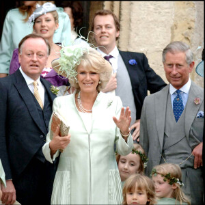 Andrew Parker-Bowles, l'ex-mari de la reine Camilla, est toujours aussi proche d'elle.
Andrew Parker-Bowles, son ex-femme, la reine Camilla et le Prince Charles. - Mariage de Laura Parker-Bowles et d'Harry Lopes