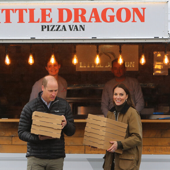 C'est avec eux qu'ils sont allés visiter le parc, fait de l'escalade et suivi une formation de premiers secours. Et comme le sport, ça creuse, il était temps pour toute cette petite équipe de se rendre au Little Dragon Pizza Van pour manger une bonne part de pizza.
Le prince William, prince de Galles, et Catherine (Kate) Middleton, princesse de Galles, visitent le "Dowlais Rugby Club" près de Merthyr Tydfil à l'occasion de son 60ème anniversaire, le 27 avril 2023. Ils y ont rencontré des bénévoles et des partisans du sauvetage en montagne. L'organisation, gérée par des bénévoles, couvre la zone centrale du parc national de Bannau Brycheiniog. 