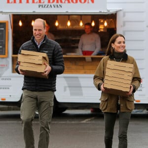 En effet, les parents de trois enfants ont passé un après-midi à échanger avec les sauveteurs en montagne de Central Beacons. 

Le prince William, prince de Galles, et Catherine (Kate) Middleton, princesse de Galles, visitent le "Dowlais Rugby Club" près de Merthyr Tydfil à l'occasion de son 60ème anniversaire, le 27 avril 2023. Ils y ont rencontré des bénévoles et des partisans du sauvetage en montagne. L'organisation, gérée par des bénévoles, couvre la zone centrale du parc national de Bannau Brycheiniog.