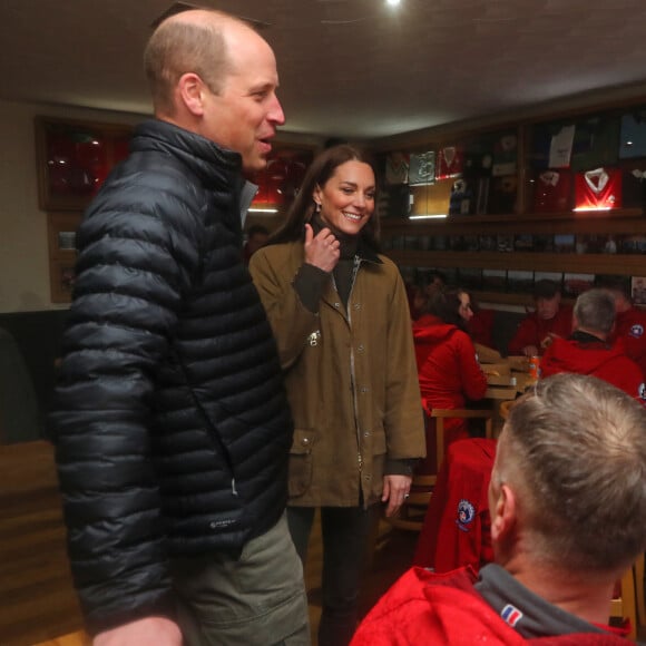 Le prince William, prince de Galles, et Catherine (Kate) Middleton, princesse de Galles, visitent le "Dowlais Rugby Club" près de Merthyr Tydfil à l'occasion de son 60ème anniversaire, le 27 avril 2023. Ils y ont rencontré des bénévoles et des partisans du sauvetage en montagne. L'organisation, gérée par des bénévoles, couvre la zone centrale du parc national de Bannau Brycheiniog. 