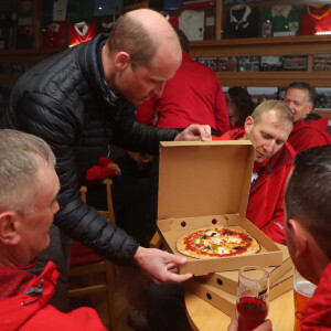 Ainsi, le prince William et Kate Middleton en ont commandé plusieurs à base de pepperoni, à la margherita, au poulet barbecue et au fromage de chèvre. 
Le prince William, prince de Galles, et Catherine (Kate) Middleton, princesse de Galles, visitent le "Dowlais Rugby Club" près de Merthyr Tydfil à l'occasion de son 60ème anniversaire, le 27 avril 2023. Ils y ont rencontré des bénévoles et des partisans du sauvetage en montagne. L'organisation, gérée par des bénévoles, couvre la zone centrale du parc national de Bannau Brycheiniog. 
