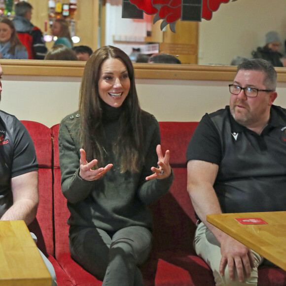 Le prince William, prince de Galles, et Catherine (Kate) Middleton, princesse de Galles, visitent le "Dowlais Rugby Club" près de Merthyr Tydfil à l'occasion de son 60ème anniversaire, le 27 avril 2023. Ils y ont rencontré des bénévoles et des partisans du sauvetage en montagne. L'organisation, gérée par des bénévoles, couvre la zone centrale du parc national de Bannau Brycheiniog. 