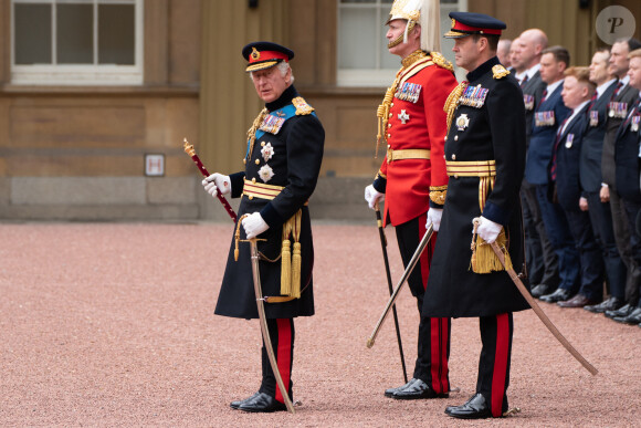Le roi Charles III d'Angleterre et Camilla Parker Bowles, reine consort d'Angleterre, assistent à une cérémonie pour présenter de nouvelles normes et couleurs à la Royal Navy à Buckingham Palace à Londres, le 27 avril 2023. 