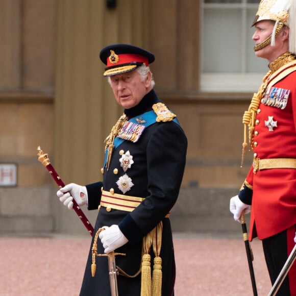 Le roi Charles III d'Angleterre et Camilla Parker Bowles, reine consort d'Angleterre, assistent à une cérémonie pour présenter de nouvelles normes et couleurs à la Royal Navy à Buckingham Palace à Londres, le 27 avril 2023. 