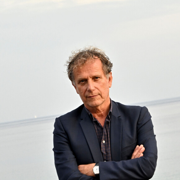 Charles Berling lors d'un photocall en extérieur du film "Mascarade" lors de la 4ème édition du festival Cinéroman à Nice le 8 octobre 2022. © Bruno Bebert / Bestimage