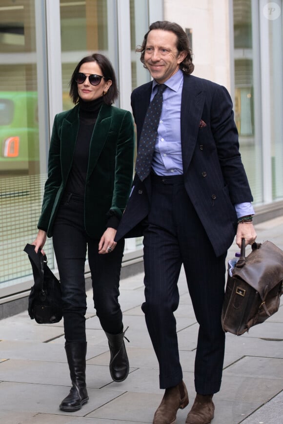 Eva Green arrive, en compagnie de son avocat, au tribunal Rolls Building pour le 3ème jour de son procès à Londres. Elle attaque en justice la production du film "A patriot" et leur réclame 1 million de dollars au titre de son cachet, malgré le fait que la production du film a été annulée. Londres, le 30 janvier 2023.
