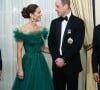 Ils ont cependant pris beaucoup de galons ensemble.
Le prince William, duc de Cambridge et Catherine (Kate) Middleton, duchesse de Cambridge, assistent au dîner du gouverneur général à King's House à Kingston lors de leur voyage officiel en Jamaique, le 23 mars 2022. 