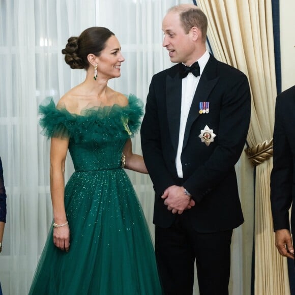 Ils ont cependant pris beaucoup de galons ensemble.
Le prince William, duc de Cambridge et Catherine (Kate) Middleton, duchesse de Cambridge, assistent au dîner du gouverneur général à King's House à Kingston lors de leur voyage officiel en Jamaique, le 23 mars 2022. 