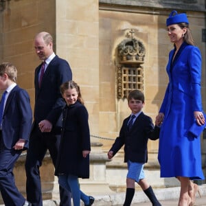 Ils se retrouveront tous les cinq au couronnement de Charles III. 
Le prince William, prince de Galles, Catherine (Kate) Middleton, princesse de Galles, le prince George, la princesse Charlotte et le prince Louis - La famille royale du Royaume Uni arrive à la chapelle Saint George pour la messe de Pâques au château de Windsor le 9 avril 2023. 