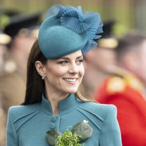 La colonelle Catherine (Kate) Middleton, princesse de Galles, à l'assemblée annuelle des Irish Guards Parade de la St Patrick à Mons Barracks à Aldershot, le 17 mars 2023. Catherine (Kate) Middleton, princesse de Galles, a récemment été nommée colonelle de l'Irish Guards par le roi d'Angleterre. 