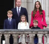 Ils ont désormais trois enfants ensemble, George, Charlotte et Louis. 
Le prince William, duc de Cambridge, Catherine Kate Middleton, duchesse de Cambridge et leurs enfants le prince George, la princesse Charlotte et le prince Louis - La famille royale regarde la grande parade qui clôture les festivités du jubilé de platine de la reine à Londres le 5 juin 2022. 