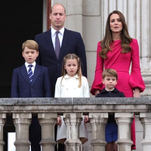 Ils ont désormais trois enfants ensemble, George, Charlotte et Louis. 
Le prince William, duc de Cambridge, Catherine Kate Middleton, duchesse de Cambridge et leurs enfants le prince George, la princesse Charlotte et le prince Louis - La famille royale regarde la grande parade qui clôture les festivités du jubilé de platine de la reine à Londres le 5 juin 2022. 