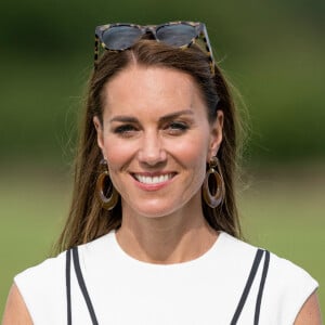 Catherine (Kate) Middleton, duchesse de Cambridge, assiste au match de polo caritatif Out-Sourcing Inc au Guards Polo Club, Smiths Lawn à Windsor le 6 juillet 2022. 