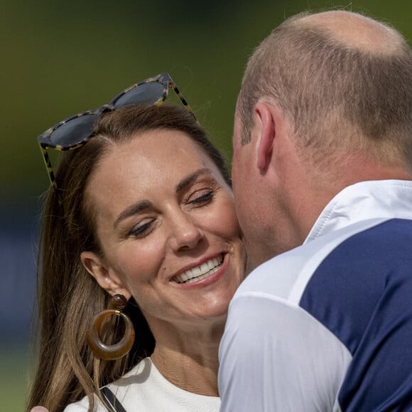 Le prince William, duc de Cambridge, et Catherine (Kate) Middleton, duchesse de Cambridge, arrivent au match de polo caritatif Out-Sourcing Inc au Guards Polo Club, Smiths Lawn à Windsor le 6 juillet 2022. 